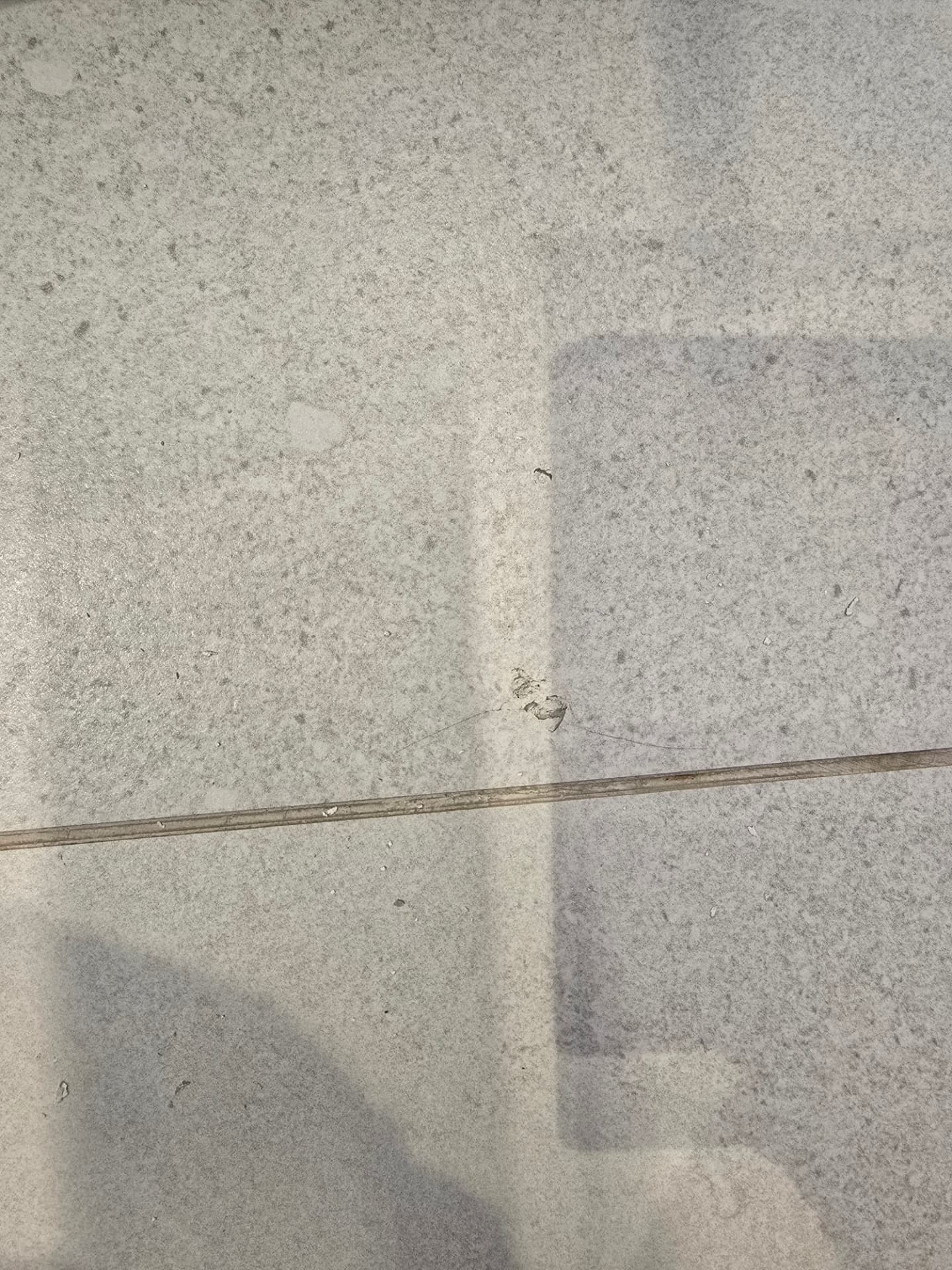 לפני התיקון — חור בקרמיקה בהוד השרון שנוצר בזמן התקנת מקרר